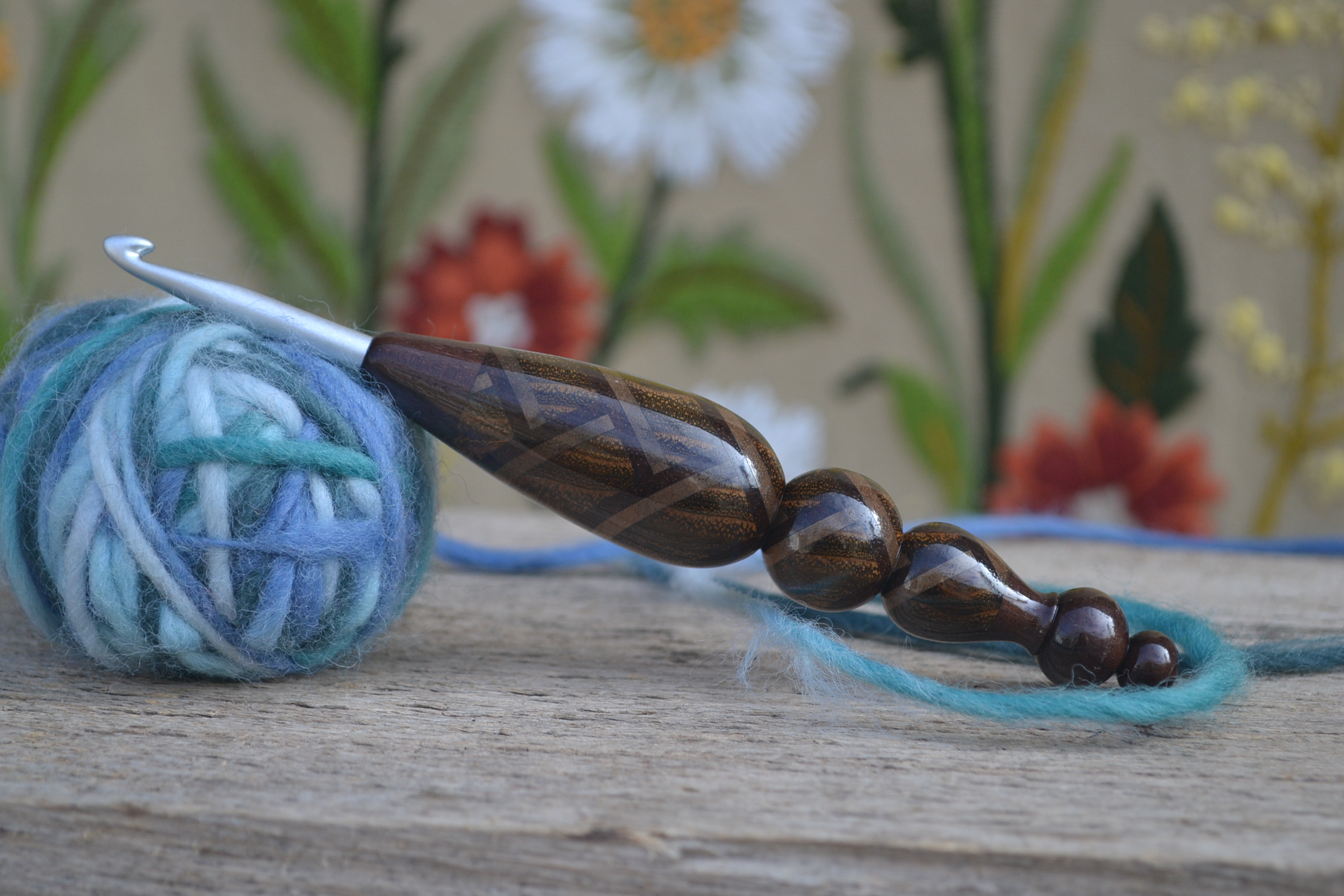 Handmade ergonomic crochet hook 5.5mm with Clover Amour tip, wooden handle (Robinia, Walnut, Merbau, Catalox).