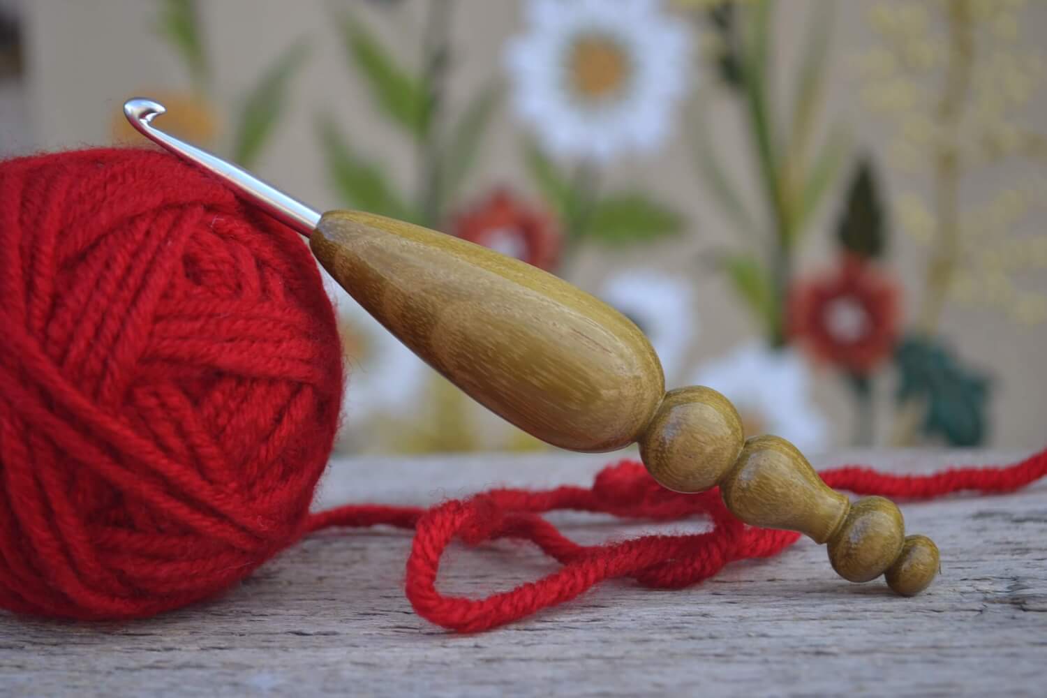 Handmade crochet hook, robinia wood handle, KnitPro metal tip, ergonomic design.