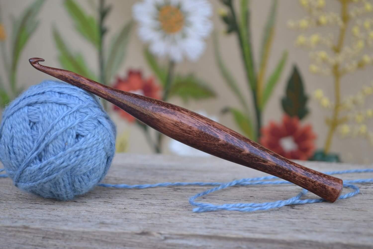 Wooden crochet hook, solid hornbeam, mahogany color, ergonomic design, 18 cm.